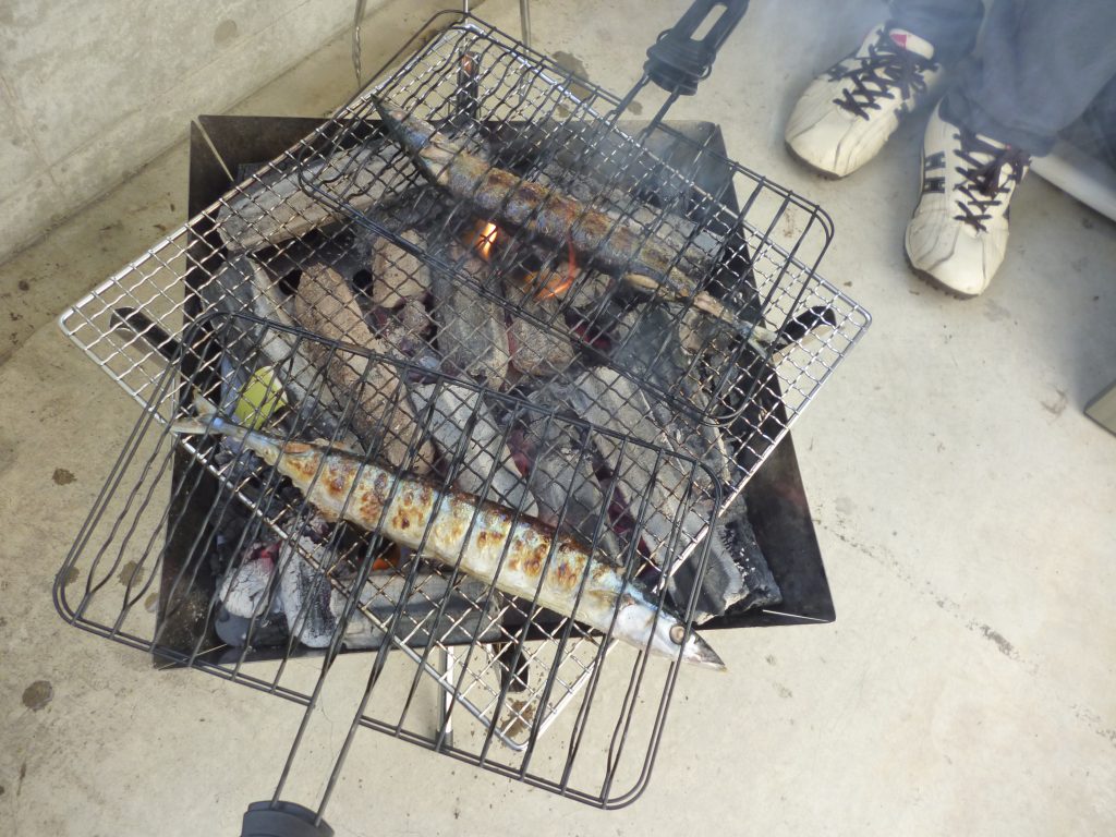 旬の味覚に舌鼓っ😋秋刀魚の炭火焼きに挑戦しました☆のイメージ画像