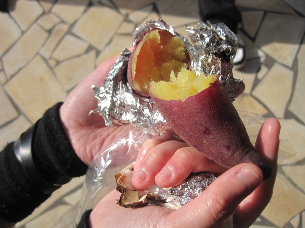 寒い日に焼き芋でホッとリラックス🍠のイメージ画像