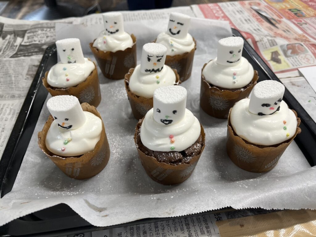 可愛い雪だるまのカップケーキを作りました⛄のイメージ画像