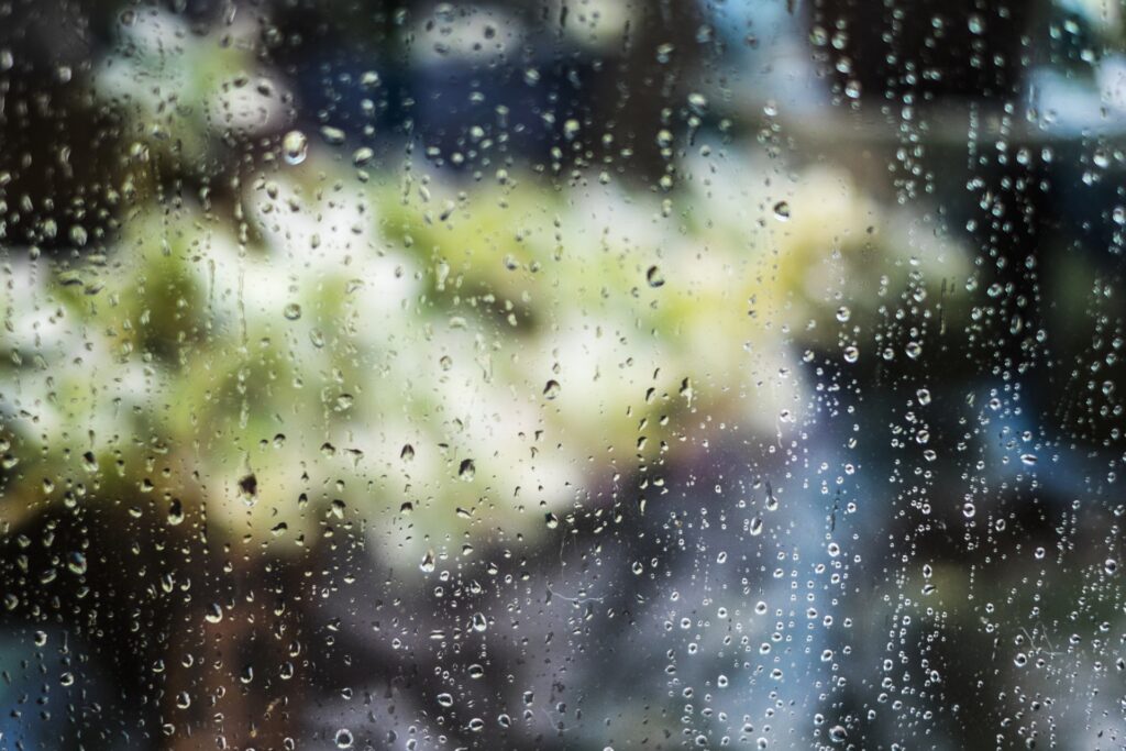 梅雨のだるさ・立ちくらみは低血圧？気圧変化との関係を解説💧のイメージ画像