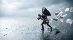大雨の日の出勤・通所どうする？社会人が知っておきたい「連絡のマナー」のイメージ画像