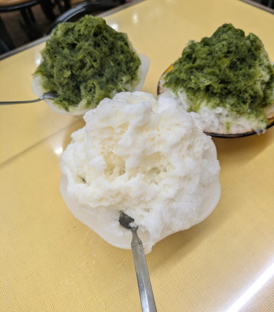 熊本の老舗で夏を締めくくり｜蜂楽饅頭のかき氷を利用者さんと楽しみましたのイメージ画像